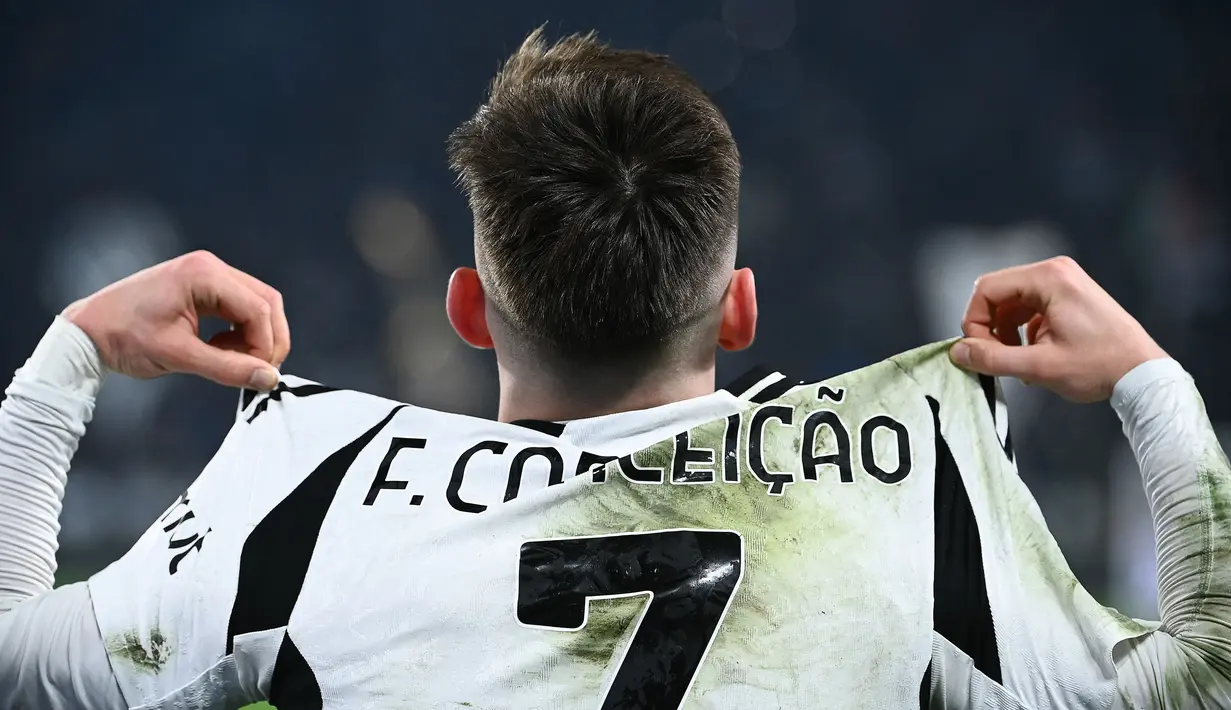 Pemain Juventus, Francisco Coneicao merayakan gol kemenangan timnya atas Inter Milan dalam laga lanjutan Liga Italia 2024/2025 di Juventus Stadium, Turin, Italia, Senin (17/02/2025) WIB. (AFP/Isabella Bonotto)