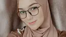 Selalu cantik dengan hijab pasmina, gaya hijab warna beige mocha ini membuat wanita kelahiran 1994 tersebut bak masih ABG. (Liputan6.com/IG/@citraciki)