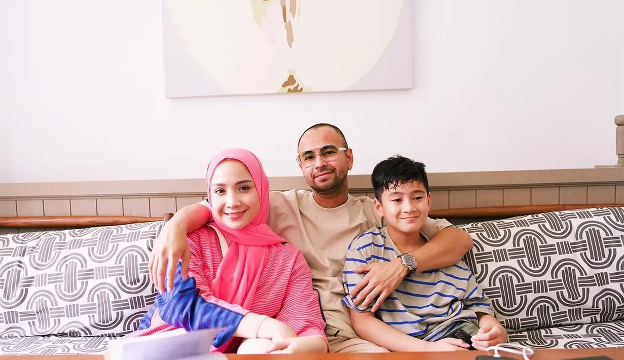 Di sini, Nagita Slavina tampil chic dengan outfit dan hijab bernuansa merah muda yang cerah dan pas dengan tone warna kulitnya yang putih. [Foto: Instagram/raffinagita1717]