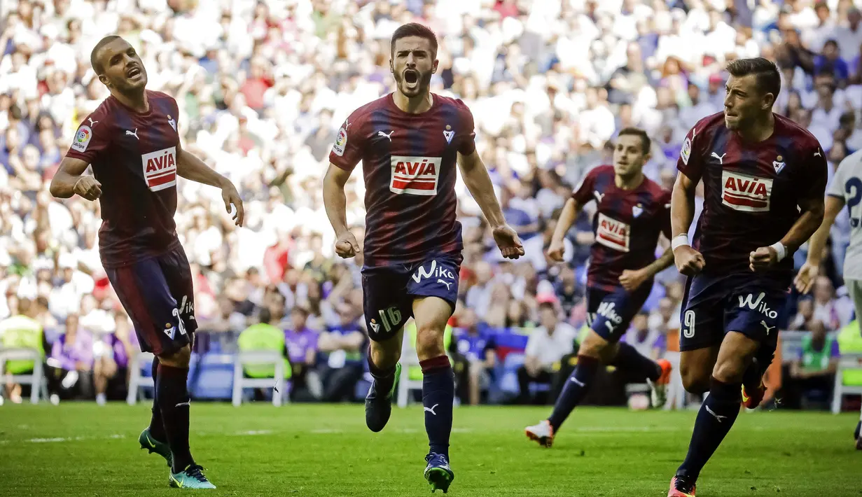 Ekspresi pemain Eibar, Fran Rico (tengah) saat mencetak gol ke gawang Real Madrid pada lanjutan La Liga Spanyol 2016-2017 di Stadion Santiago Bernabeu, Madrid, Minggu (2/10/2016). (EPA/Emilio Naranjo)