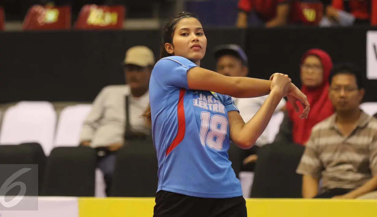 Pemain Jakarta Elektrik PLN melakukan pemanasan jelang pertandingan melawan Gresik Petrokimia pada pertandingan Final Four Putaran Pertama Proliga 2017 di Gor Sritex Arena, Solo, Jawa Tengah, Sabtu (8/4). (Liputan6.com/Gempur M. Surya)