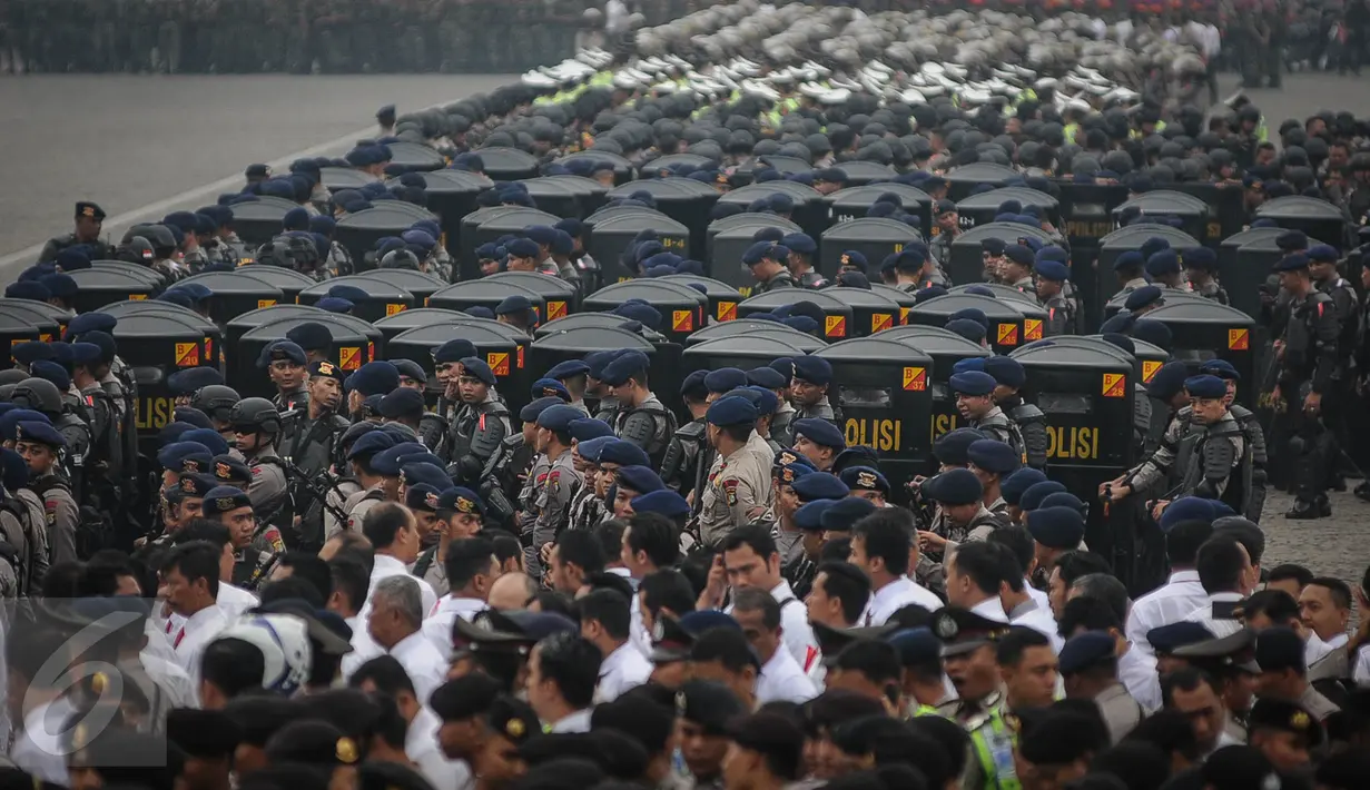 Polisi dan personel gabungan mengikuti apel gelar pasukan ops Mantap Praja Jaya dalam rangka PAM Pilkada Serentak 2017, yang dipimpin oleh Kapolri Jenderal Tito Karnavian, di Lapangan Monas, Jakarta, Rabu (12/10). (Liputan6.com/Faizal Fanani)