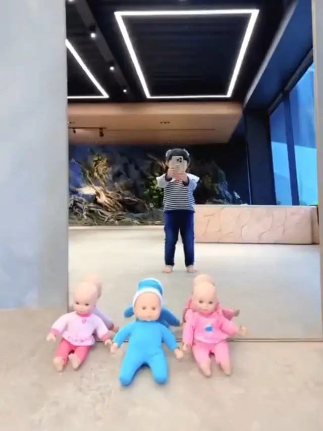 Momen Kelakuan Menggemaskan Ameena saat Pinjam Ponsel sang Ayah, Ternyata Dipakai untuk Foto ‘Baby’