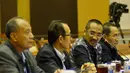 Ketua KPK, Abraham Samad (kedua dari kanan) berkonsultasi dengan Wakil Ketua KPK, Zulkarnain (kedua dari kiri) saat melakukan Rapat Dengar Pendapat dengan Komisi III DPR RI di Jakarta, Senin, (1/12/2014). (Liputan6.com/Andrian Martinus Tunay)