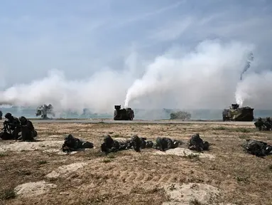 Marinir Korea Selatan mengamankan pantai selama latihan pendaratan amfibi sebagai bagian dari latihan bersama Cobra Gold di pesisir provinsi Chonburi Thailand pada 3 Maret 2023. Cobra Gold tahun ini akan menjadi yang pertama melatih personel tentang bencana luar angkasa yang dapat membahayakan sistem komunikasi satelit. (AFP/Lillian Suwanrumpha)