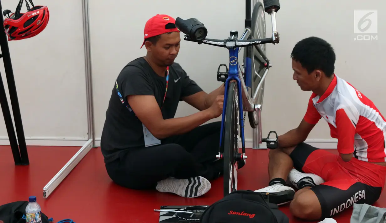 Atlet para cycling Indonesia menyetel sepeda yang akan digunakan saat latihan di Velodrome, Rawamangun, Jakarta, Selasa (2/10). Tim para cycling Indonesia optimistis meraih target dua perunggu di Asian Para Games 2018. (Liputan6.com/Helmi Fithriansyah)