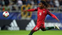 Renato Sanches tak dipanggil ke Timnas Portugal di Kualifikasi Piala Dunia 2022 lantaran baru sembuh dari cedera meniskus. Fernando Santos tentu tak akan mengambil resiko untuk membawanya. Posisinya akan digantikan oleh pemain senior lain, seperti Joao Mario dan Matheus Nunes. (AFP/Maciej Gillert)