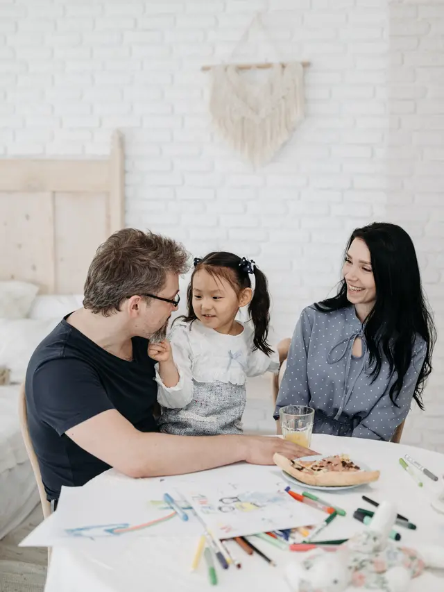 Tips pergi staycation bersama anak adalah melakukan aktivitas kreatif