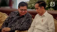 Presiden Joko Widodo berbincang dengan Menko Perekonomian Airlangga Hartarto saat rapat kerja Kementerian Perdagangan 2020 di Istana Negara, Rabu (4/3/2020). Jokowi meminta dalam raker ini dapat mempercepat prosedur-prosedur yang sebelumnya sangat lama dan berbelit-belit (Liputan6.com/Faizal Fanani)