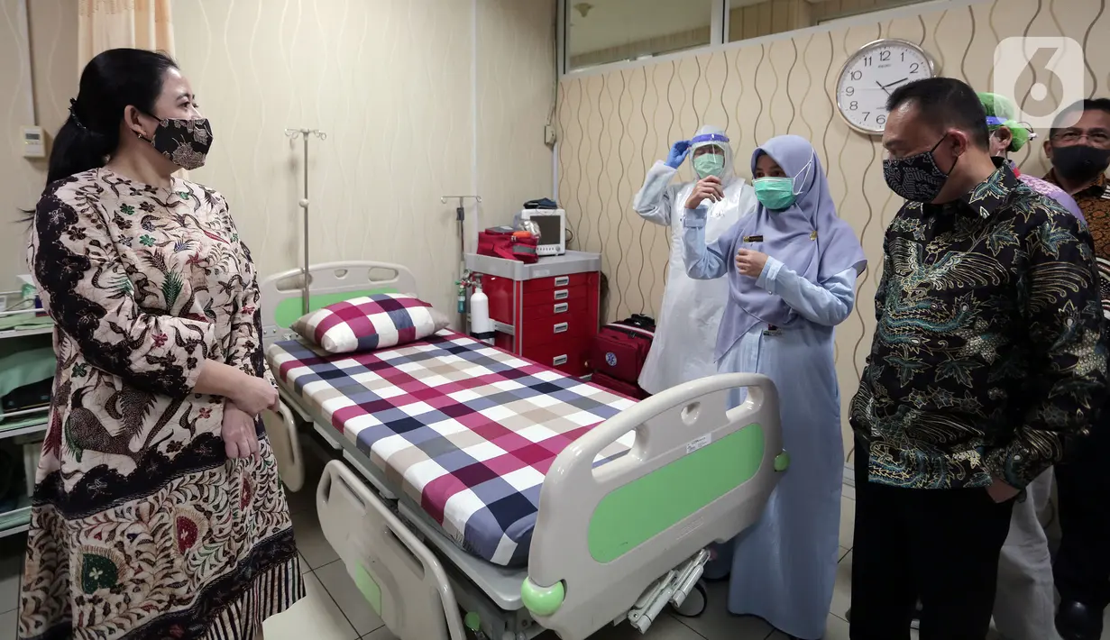 Ketua DPR Puan Maharani (kiri) mengunjungi Bagian Pelayanan Kesehatan DPR RI saat memberikan bantuan ventilator dari pimpinan DPR, Jakarta, Selasa (16/6/2020). Bantuan tersebut untuk mengantisipasi jika ada pegawai atau anggota DPR yang teriindikasi COVID-19. (Liputan6.com/Johan Tallo)