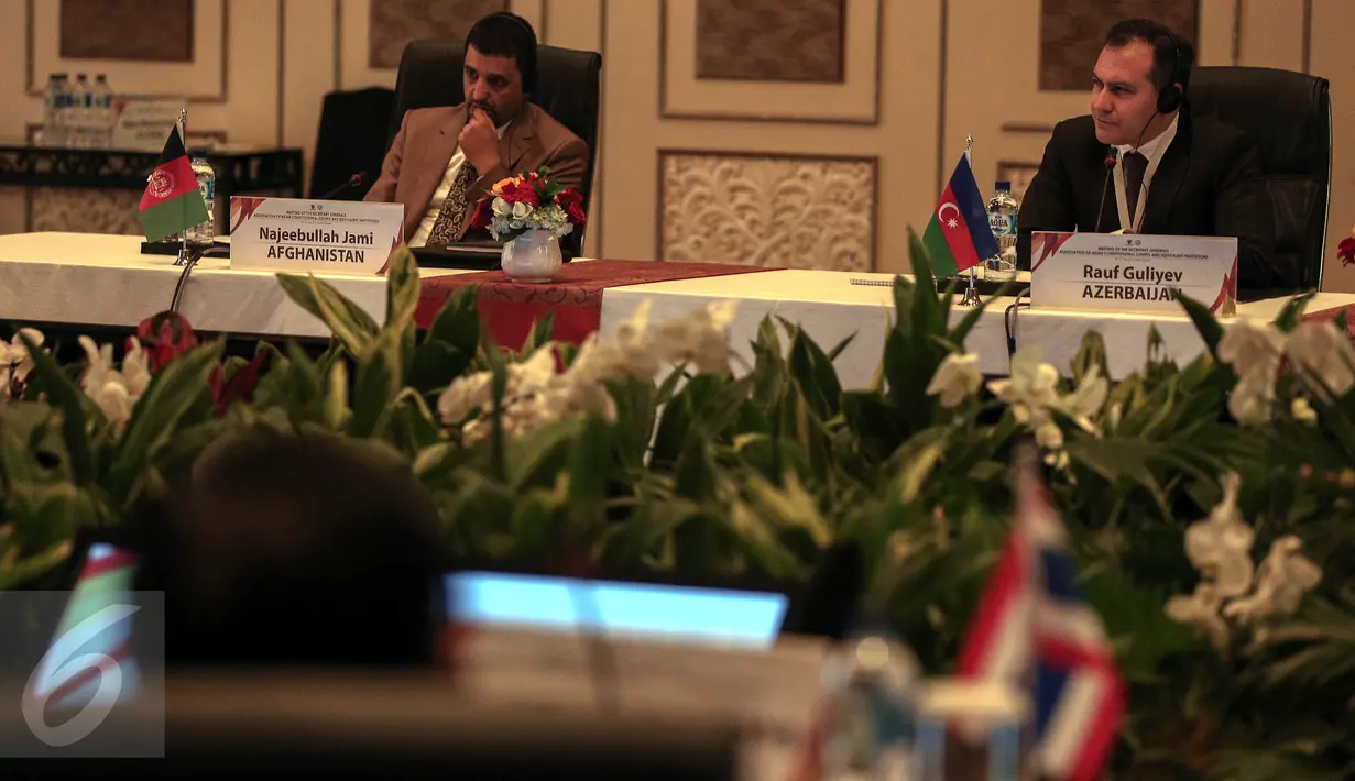 Delegasi dari Negara Afganistan dan Azerbaijan menghadiri pertemuan The Association Of Asian Constitutional (AACC) atau perkumpulan Mahkamah Konstitusi se-Asia di Jakarta, Senin (30/5). Pertemuan dihadiri 13 negara se-Asia. (Liputan6.com/Faizal Fanani)