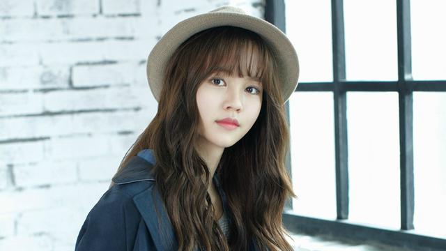Masih 17 Tahun Keluarga Tanggapi Adegan Ciuman Kim So Hyun News Entertainment Fimela Com masih 17 tahun keluarga tanggapi