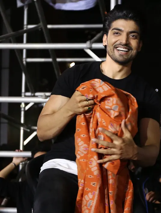 Aktor ganteng Gurmeet Choudhary memagangi hadiah kado dari penggemarnya. Ia mendapatkan kado kain batik sebagai kenang-kenangannnya.   (Bambang E. Ros/Bintang.com)