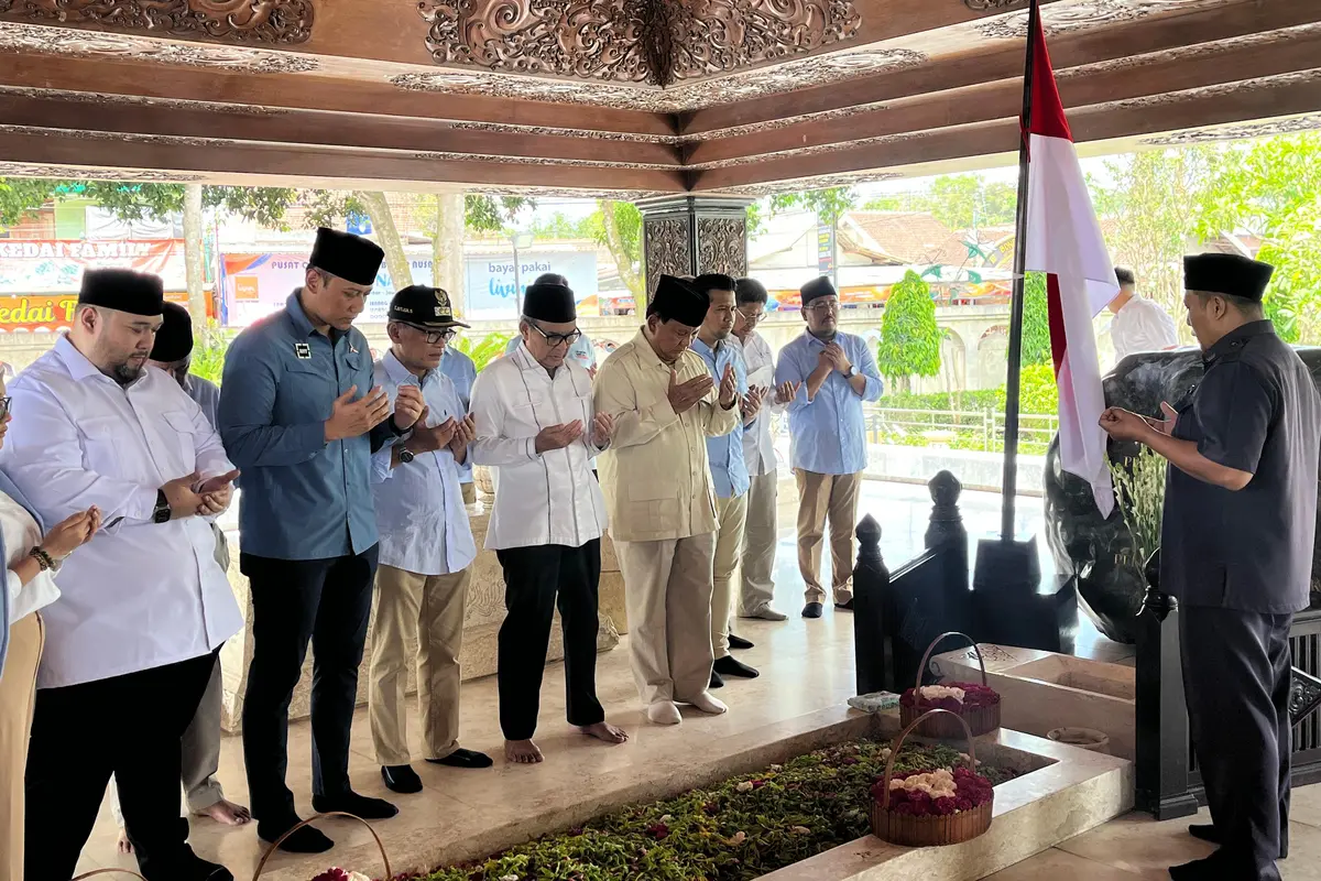 Capres nomor urut 2 Prabowo Subianto berziarah ke makam Presiden pertama RI, Soekarno atau Bung Karno di Blitar, Jawa Timur, Minggu (17/12/2023).