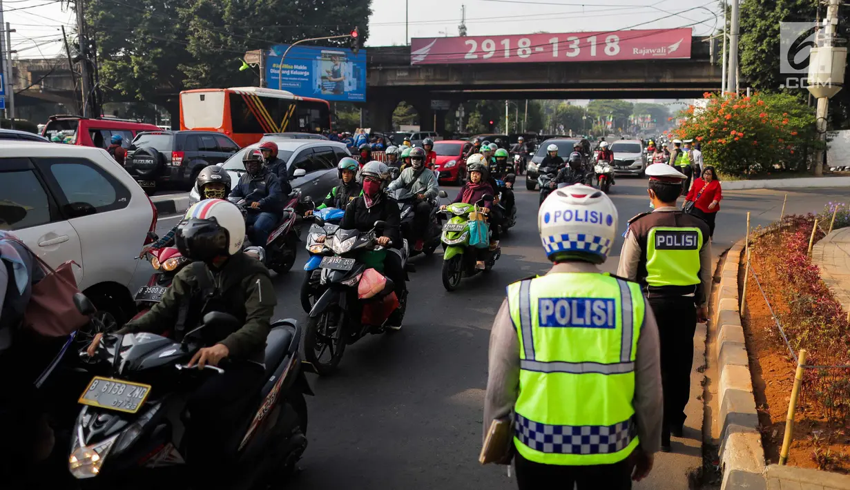 Polisi mengatur lalu lintas saat pemberlakuan perluasan sistem ganjil genap di kawasan Jalan Fatmawati Raya, Jakarta, Senin (9/9/2019). Perluasan sistem ganjil genap diberlakukan setelah sebelumnya dilakukan uji coba. (Liputan6.com/Faizal Fanani)