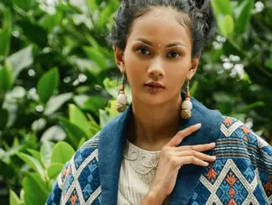 Pemilik nama lengkap Kharisma Aura Islami ini tampil anggun dengan riaasan wajaah tipis dan tampak natural. Pakai kain etnik berwarna biru, wanita 21 tahun ini mengawali karier sebagai model. (Liputan6.com/IG/@aurrakharishma)