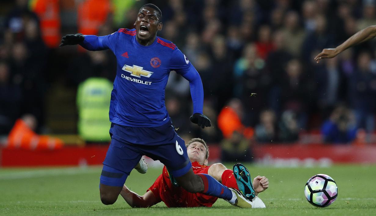 Ekspresi bintang Manchester United, Paul Pogba saat dijegal pemain Liverpool, James Milner pada laga Premier League di Stadion Anfield, Liverpool, Selasa (18/10/2016) dini hari WIB. (Reuters/Phil Noble)