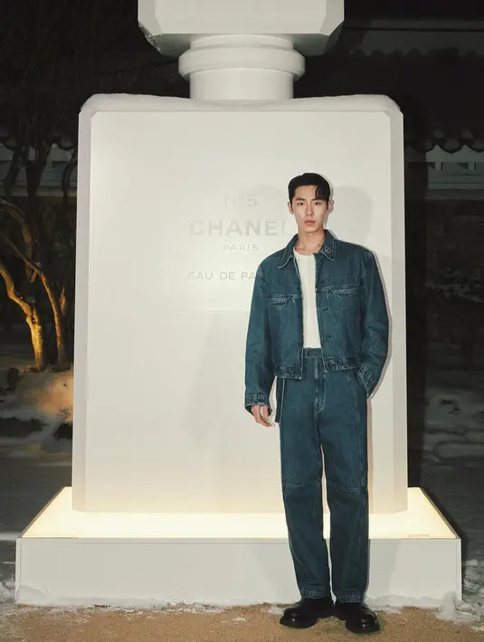 Lee Jae Wook menghadirkan tampilan denim on denim. Ia memadukan kaus putih polos dengan jaket dan celana panjang denim. [Foto: Instagram/jxxvvxxk]