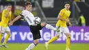 Jerman terus mengurung Romania di 10 menit akhir, tapi tidak ada gol tambahan. Wasit meniup peluit panjang. Skor 2-1 untuk kemenangan Jerman. (AP/Michael Sohn)