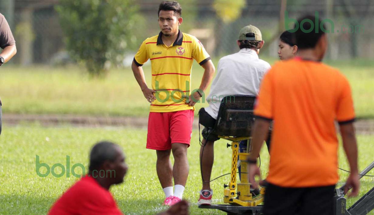 Andik Vermansah bersantai di sela-sela pengambilan gambar untuk iklan tim Selangor FA di Stadion Mini, Shah Alam, Selangor, Malaysia, Rabu (27/01/2016). (Bola.com/Nicklas Hanoatubun)