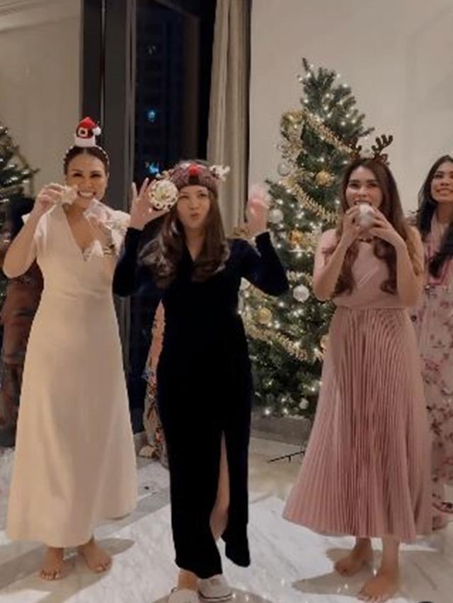 6 Potret Keseruan Jessica Mila Hias Pohon Natal Bareng Kakak Ipar dan Mertua