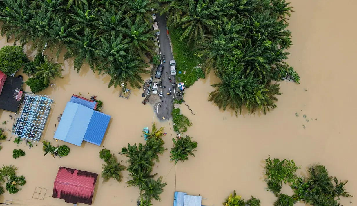 Pemandangan dari udara menunjukkan jalan yang terendam banjir di sebelah rumah-rumah yang terendam di Yong Peng, negara bagian Johor Malaysia, Sabtu (4/3/2023). Sementara Johor yang paling parah terkena dampaknya, ada juga banjir di negara bagian lain yang membuat ratusan orang mengungsi. (Photo by Mohd RASFAN / AFP)