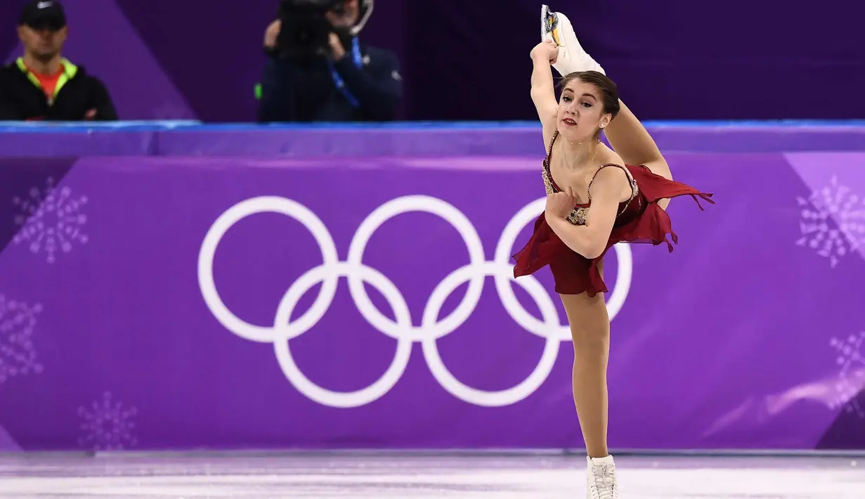 Aksi Alexia Paganini dari Swiss saat menari dalam kejuaraan figure skating wanita gaya bebas pada Olimpiade Musim Dingin Pyeongchang 2018 di Gangneung Ice Arena di Gangneung (23/2). (AP Photo/Morry Gash)