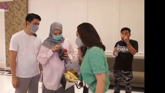 Nagita Slavina mendatangi kediaman Zaskia Sungkar