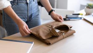 Ilustrasi seseorang yang sedang melipat baju (Foto dok : Freepik/freepik).