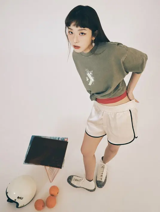 Seulgi Red Velvet tampil sporty mengenakan tshirt oversize warna hijau Army dipadukan dengan short pants, di alas kaki dari Converse.Dok. Instagram @hi_sseulgi