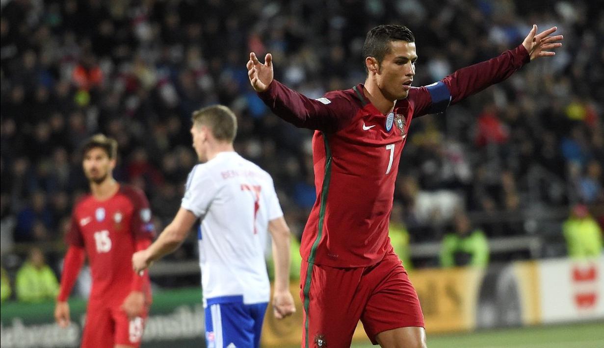 Cristiano Ronaldo menyumbang gol saat Portugal menang 6-0 atas Kepulauan Faroe pada laga Grup B Kualifikasi Piala Dunia 2018 zona Eropa di Torsvollur Stadium, Selasa (11/10/2016) dini hari WIB. (AFP/Francisco Leong)