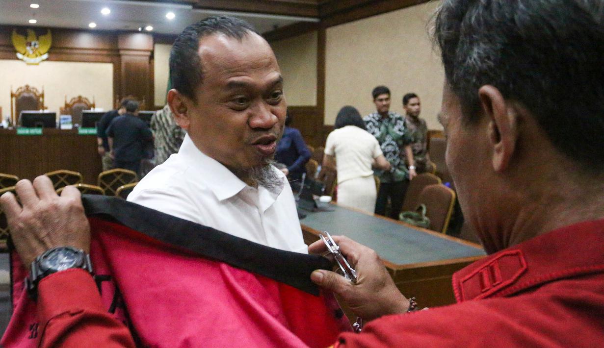 Sebagai informasi, sidang tersebut merupakan bagian dari proses hukum atas perkara yang melibatkan pengelolaan minyak mentah dan produk energi di lingkungan PT Pertamina Subholding dan Kontraktor Kontrak Kerja Sama periode 2018 hingga 2023. Tampak dalam foto, terdakwa kasus dugaan korupsi tata kelola minyak mentah dan produk kilang pada PT Pertamina Subholding dan Kontraktor Kontrak Kerja Sama (KKKS) tahun 2018-2023, Arief Sukmara, usai menjalani sidang tuntutan di Pengadilan Tindak Pidana Korupsi (Tipikor), Jakarta, Rabu (22/4/2026). (merdeka.com/Arie Basuki)