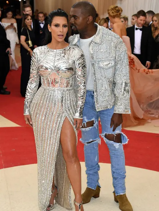 Melansir Ace Showbiz, seorang sumber mengatakan saat ini hubungan Kim dan Kanye terbilang cukup pelik. Lantaran Kim yang berusaha melakukan apapun demi mempertahankan rumah tangganya. (AFP/Bintang.com)