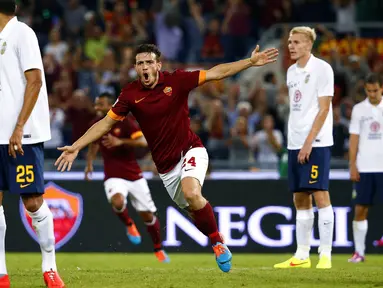 Pemain AS Roma, Alessandro Florenzi, merayakan golnya ke gawang Hellas Verona saat berlaga di Stadion Olimpiade, Roma (27/9/2014). (REUTERS/Tony Gentile)