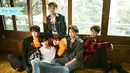 Kepergian Jonghyun memang memberikan pukulan tersendiri untuk personel SHINee lainnya. Namun kepergiannya membuat SHINee berjaya di tangga lagu, Billboard. (Foto: allkpop.com)