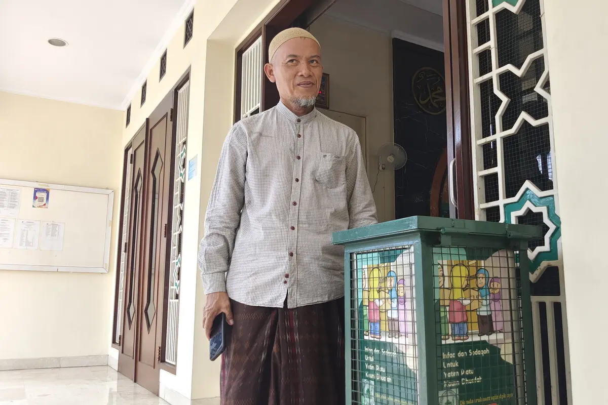 Kotak amal untuk yatim piatu dan dhuafa yang dicuri saat tersimpan di dalam Masjid Jami Daarul Muttaqin, Jalan Camar 1, Depok Jaya, Pancoran Mas, Kota Depok.