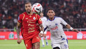 Kekalahan ini membuat Persija gagal menipiskan jarak dengan Persib yang duduk di puncak klasemen. Tampak dalam foto, penyerang tengah Persija, Gustavo Almeida Dos Santos (kiri) berebut bola dengan bek kiri Arema FC, Muhammad Iksan Lestaluhu saat pertandingan pekan ke-20 BRI Super League 2025/2026 di Stadion Utama Gelora Bung Karno, Jakarta, Minggu (8/2/2026). (Bola.com/Abdul Aziz)