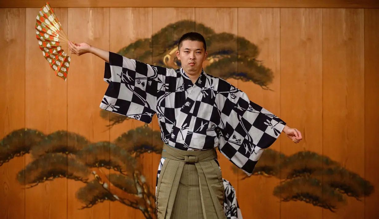 Kennosuke Nakamori berlatih di Kamakura Noh Theatre, Kamakura, Prefektur Kanagawa, Jepang, 29 Juli 2020. Pandemi COVID-19 telah memengaruhi teater di seluruh dunia, termasuk drama yang diturunkan dari generasi ke generasi sejak abad ke-14 ini. (Philip FONG/AFP)