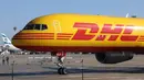 Pesawat milik perusahaan jasa pengiriman barang internasional DHL yang membawa gelombang pertama vaksin COVID-19 Pfizer mendarat di Bandara Internasional Ben Gurion, Tel Aviv, Israel, 9 Desember 2020. Israel memesan sekitar 8 juta vaksin Pfizer. (Xinhua/JINI/Marc Israel Sellem)