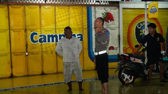 Dirlantas Polda Jatim, Kombes Pol Komarudin turun langsung mengecek arus lalu lintas yang terdampak banjir di depan koramil Blega Bangkalan. (Istimewa)