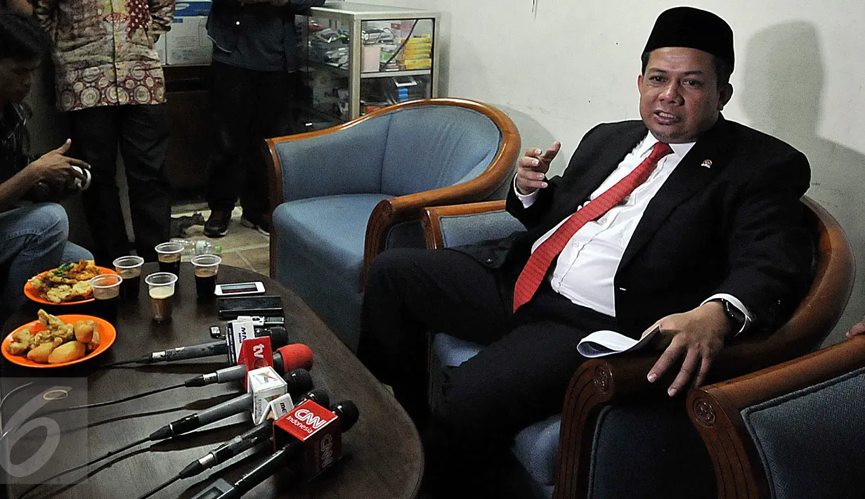 Fahri Hamzah memberikan keterangan pers di Kompleks Parlemen DPR RI, Jakarta, Senin (11/1/2016). Menurut Fahri, Muzammil Yusuf dan Mardani Ali Sera adalah orang yang   mendesak agar dirinya mundur dari Wakil Ketua DPR. (Liputan6.com/Johan Tallo)