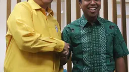 Ketum Partai Golkar Airlangga Hartarto berjabat tangan dengan Ketum PPP Romahurmiziy di Kantor DPP PPP, Jakarta, Kamis (28/6). Kedatangan Airlangga Hartarto dalam rangka silaturahmi pasca pilkada. (Liputan6.com/Arya Manggala)
