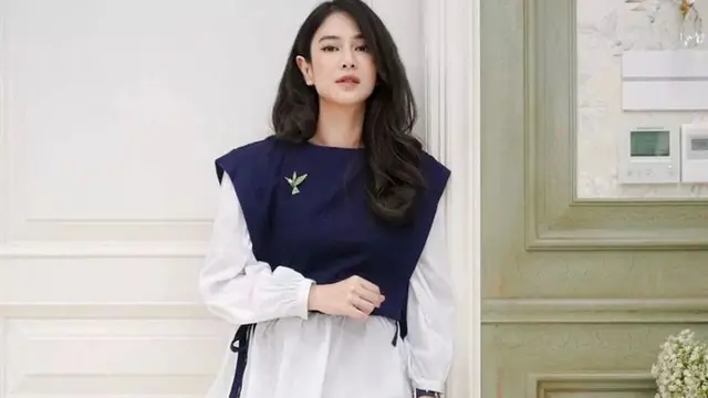 3 Potret Gaya Dian Sastro Jalan-jalan di Solo, Stylish dengan Padu Padan Batik