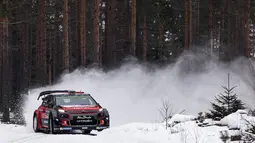 Pebalap Cutroen C3 WRC asal Inggris Raya, Kris Meeke, memacu mobilnya melintasi salju pada Reli Swedia 2017 di Torsby, Swedia, Jumat (10/2/2017). (EPA/Nikos Mitsouras)