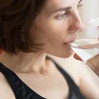 Ilustrasi minum air putih saat diet (Engin Akyurt/Unsplash)