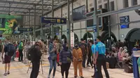 Pantauan jelang arus mudik lebaran 2024 di Stasiun Pasar Senen, Jakarta Pusat, pada Kamis (28/3/2024). (Liputan6.com/Dian Agustini)