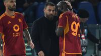 Romelu Lukaku bersama Daniele De Rossi pada pertandingan AS Roma versus AC Milan di Liga Europa 2023/2024 hari (Filippo MONTEFORTE / AFP)