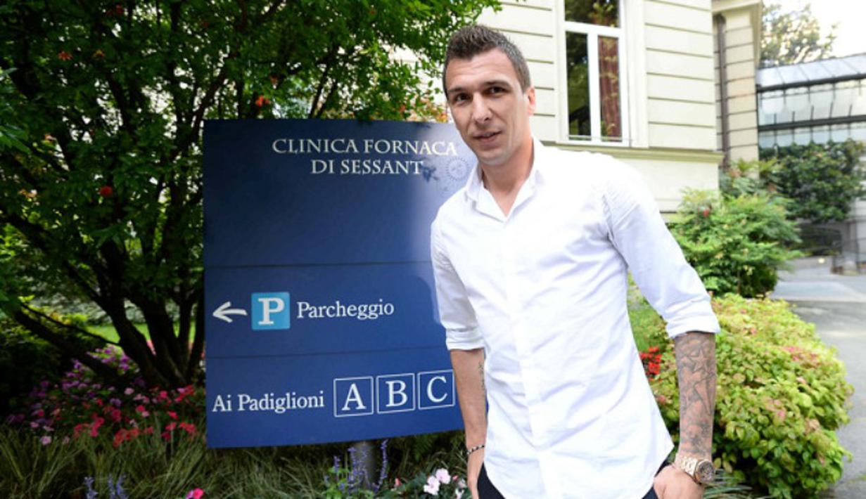 Striker Kroasia, Mario Mandzukic tiba di markas Juventus di Turin untuk menandatangani kontrak dan menjalani tes medis. (Juventus.com)