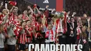 Athletic Bilbao menjadi tim teranyar yang menjuarai Copa Del Rey lewat kemenangan adu penalti. Pada laga final Copa Del Rey musim 2023/2024 yang menjadi edisi ke-122, Athletic Bilbao sukses menjadi juara setelah mengalahkan Real Mallorca lewat adu penalti 4-2 pada partai final yang digelar di La Cartuja Stadium, Sevilla(6/4/2024). Sebelumnya hingga babak perpanjangan waktu skor sama kuat 1-1. (AFP/Jaime Reina)