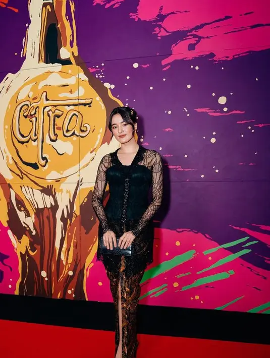 Hadir di Piala Citra, Mawar mengenakan kebaya hitam dengan lengan panjang transparan dipadukan kain batik coklat dari Fadlan. [@mawar_eva]